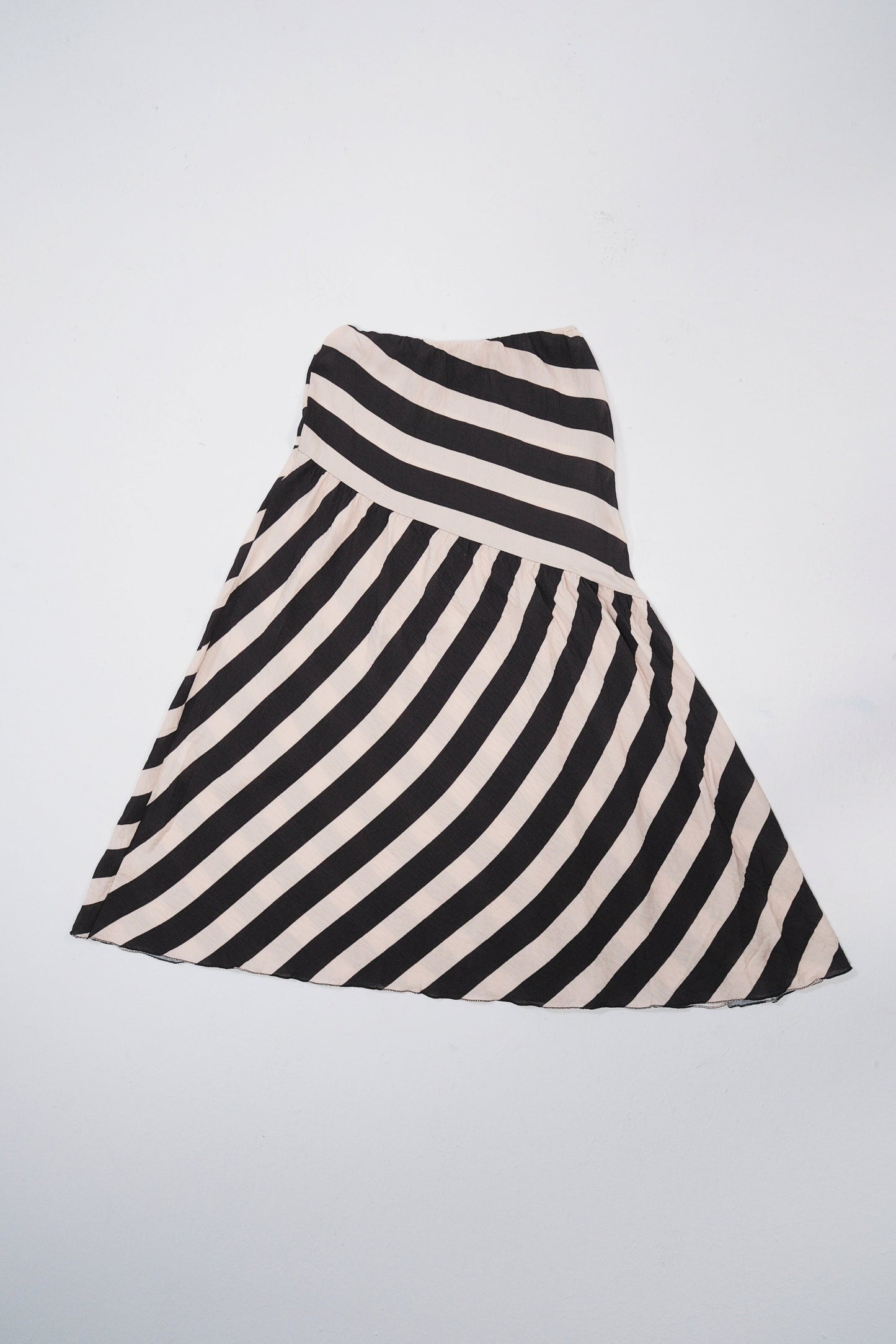 Falda midi de rayas en blanco y negro