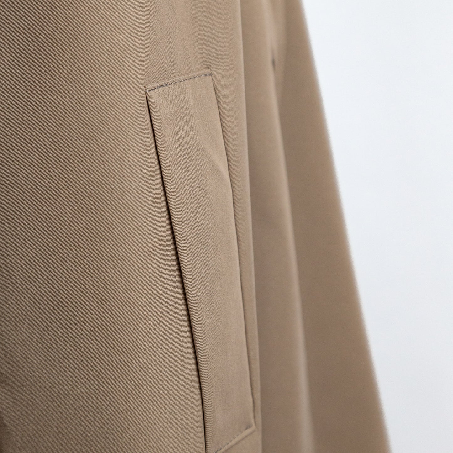 Gabardina beige clásica