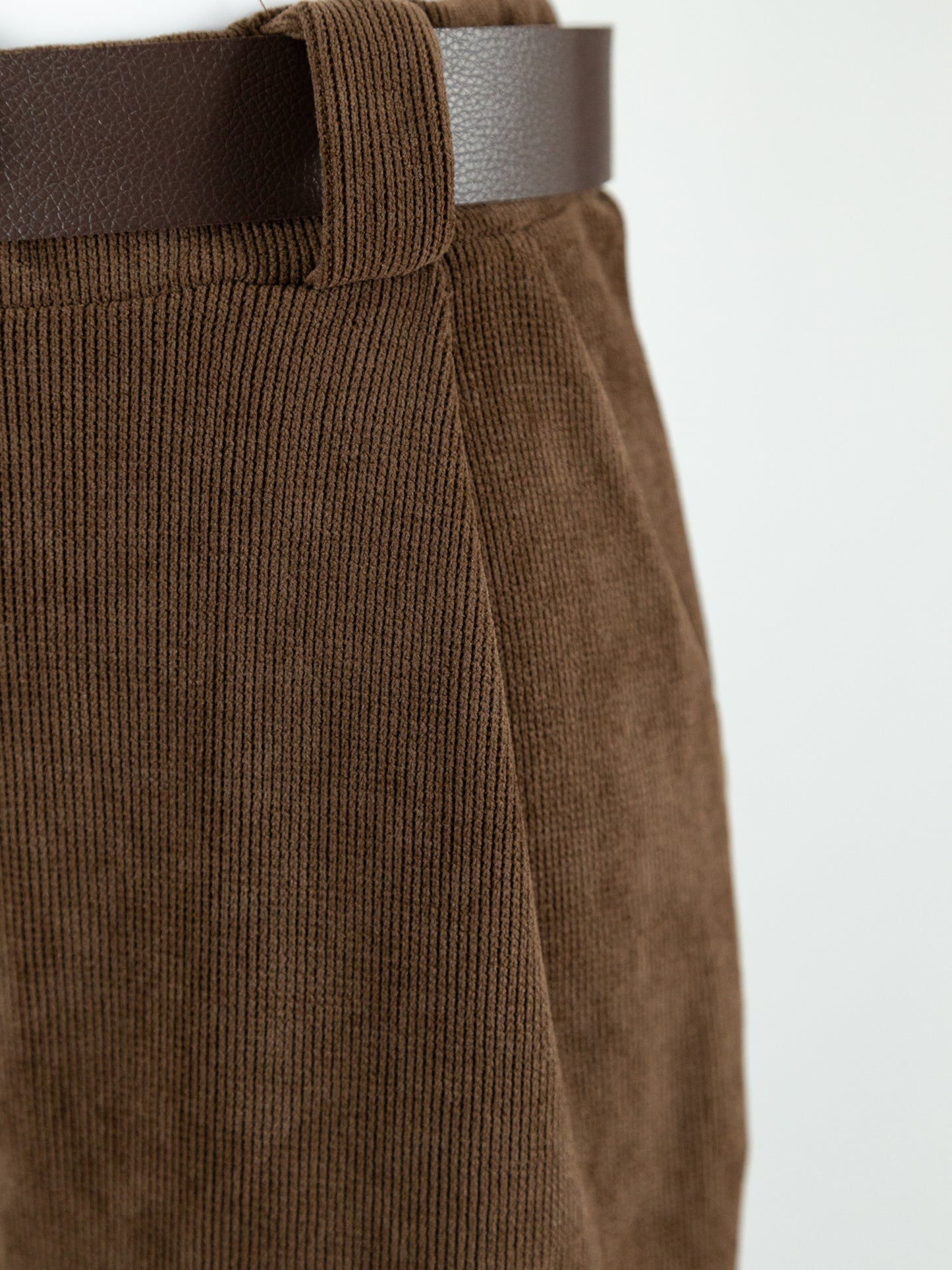 Pantalón de pana marrón con cinturón