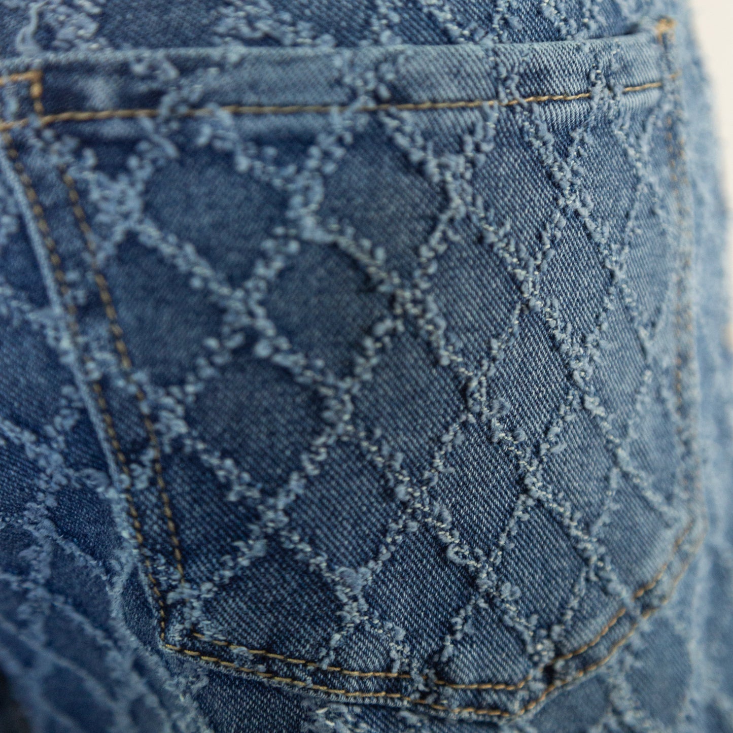 Pantalón vaquero relieve en malla