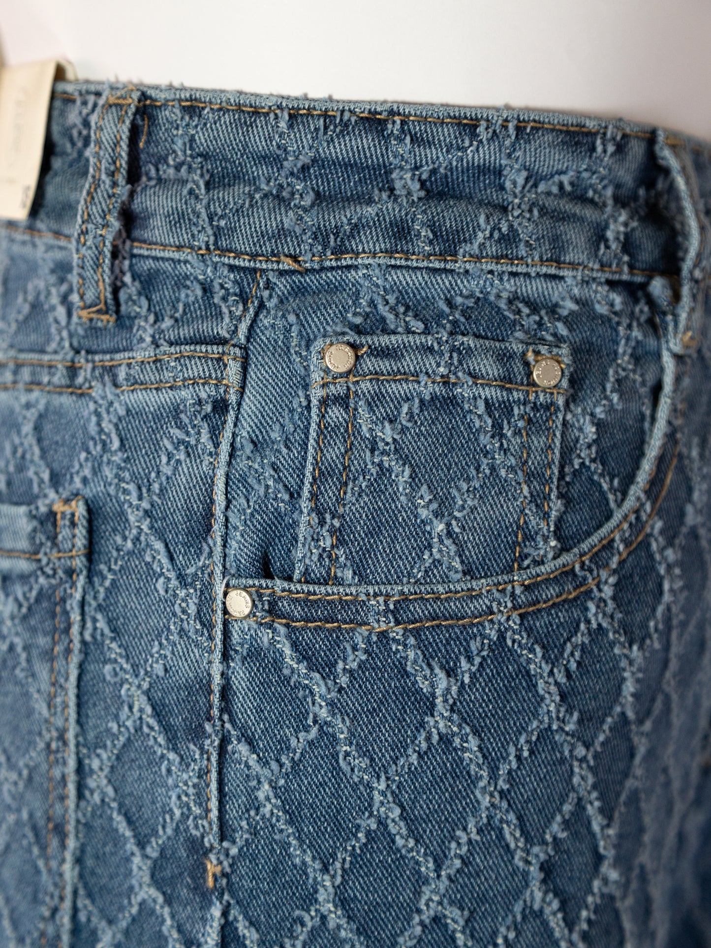 Pantalón vaquero relieve en malla