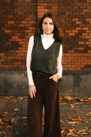 Chaleco de punto verde oliva con escote en pico