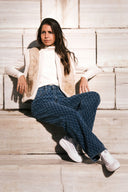 Pantalón vaquero relieve en malla