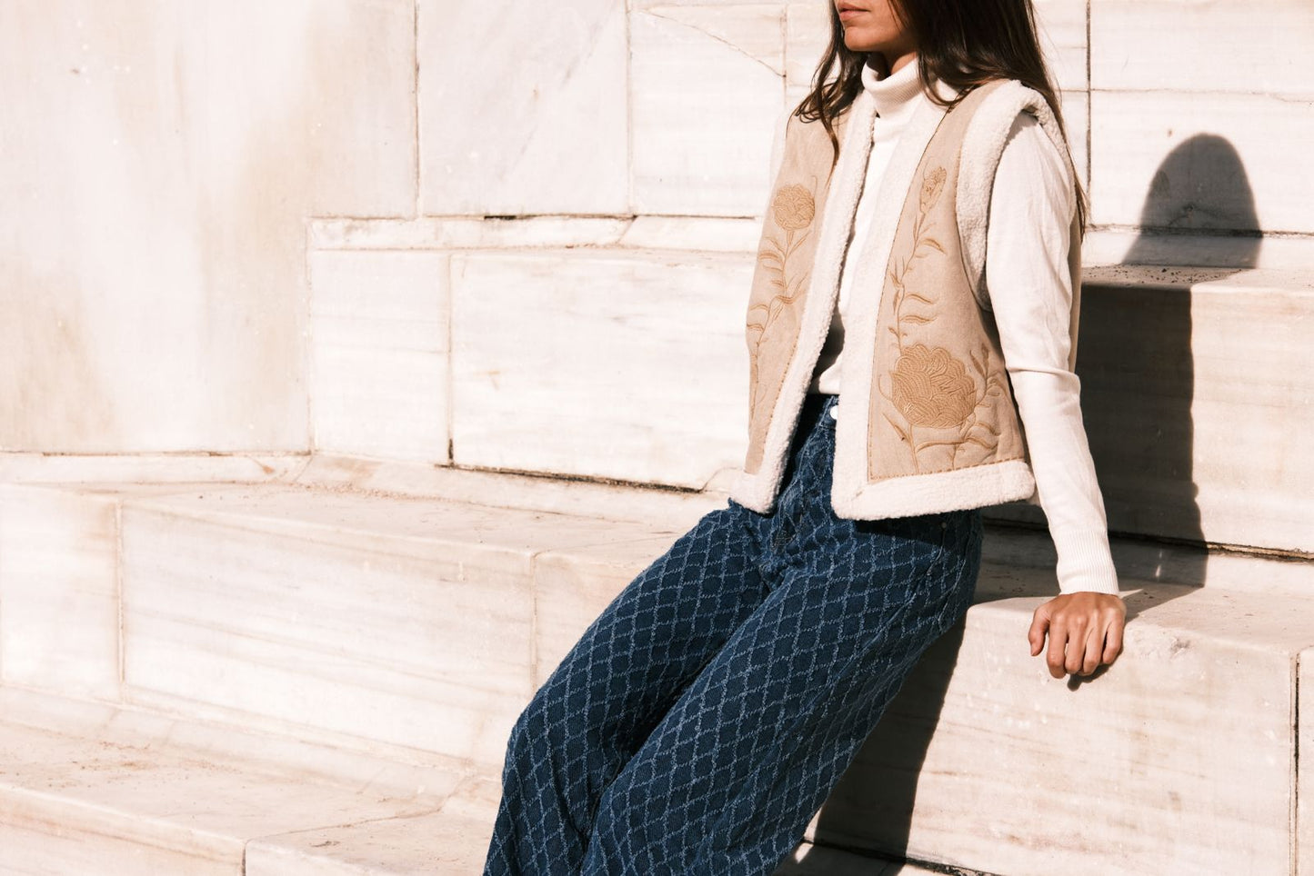 Pantalón vaquero relieve en malla