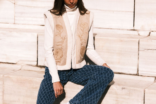 Chaleco borreguito beige con bordado floral